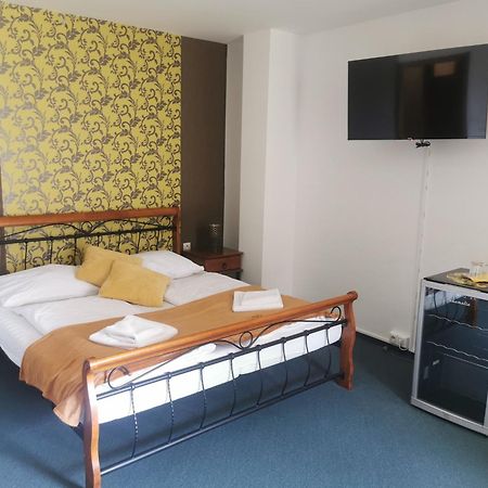 Hotel Diana Nové Mesto nad Váhom エクステリア 写真