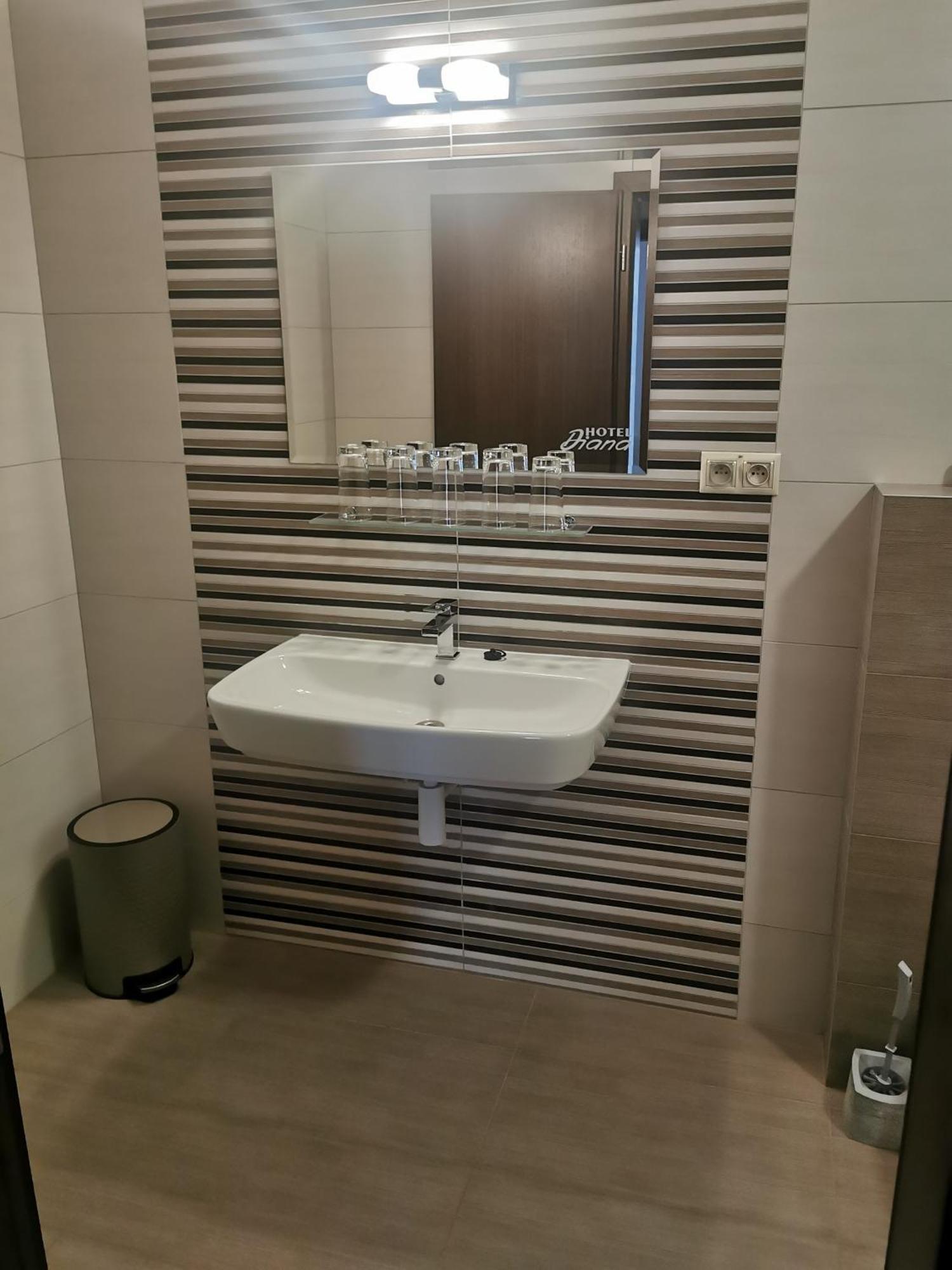 Hotel Diana Nové Mesto nad Váhom エクステリア 写真