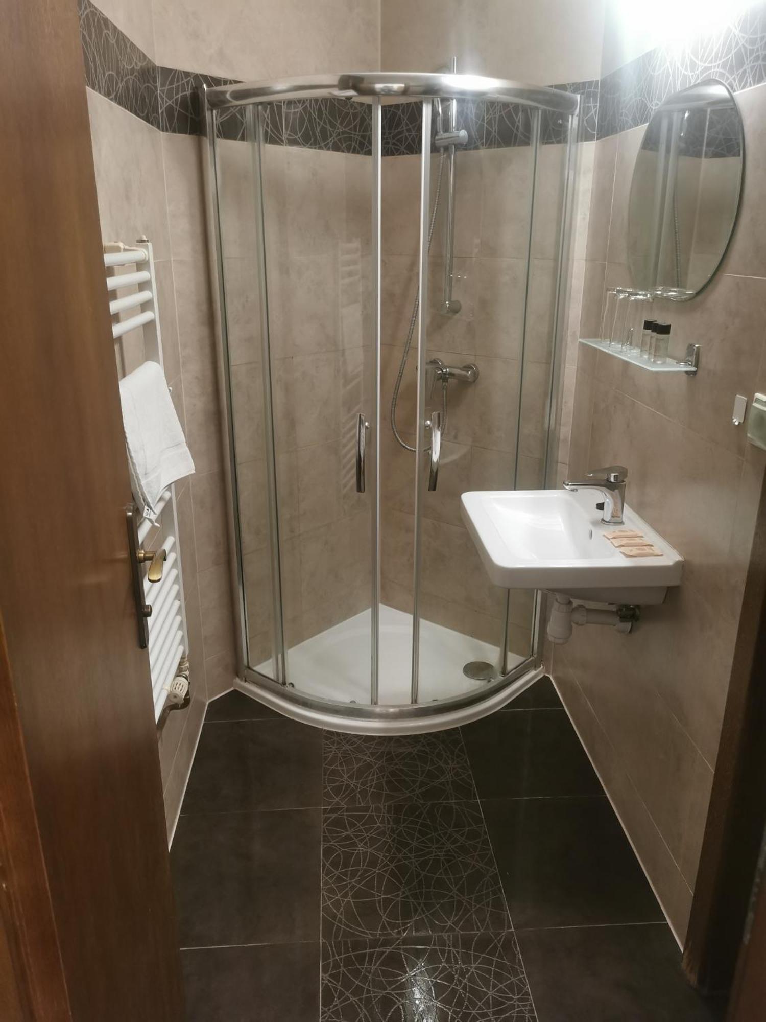 Hotel Diana Nové Mesto nad Váhom エクステリア 写真