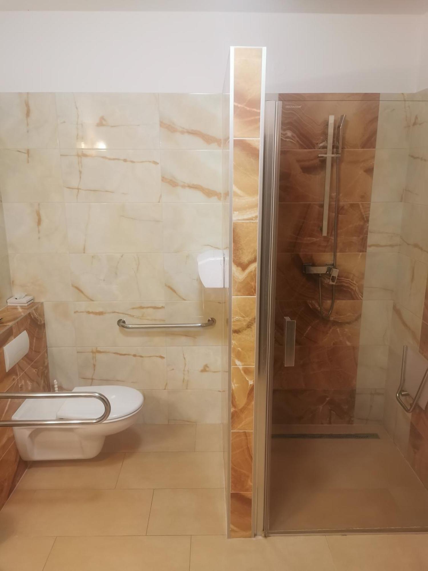 Hotel Diana Nové Mesto nad Váhom エクステリア 写真