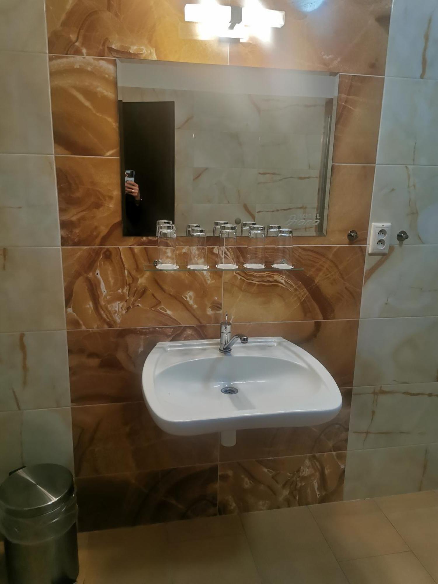 Hotel Diana Nové Mesto nad Váhom エクステリア 写真