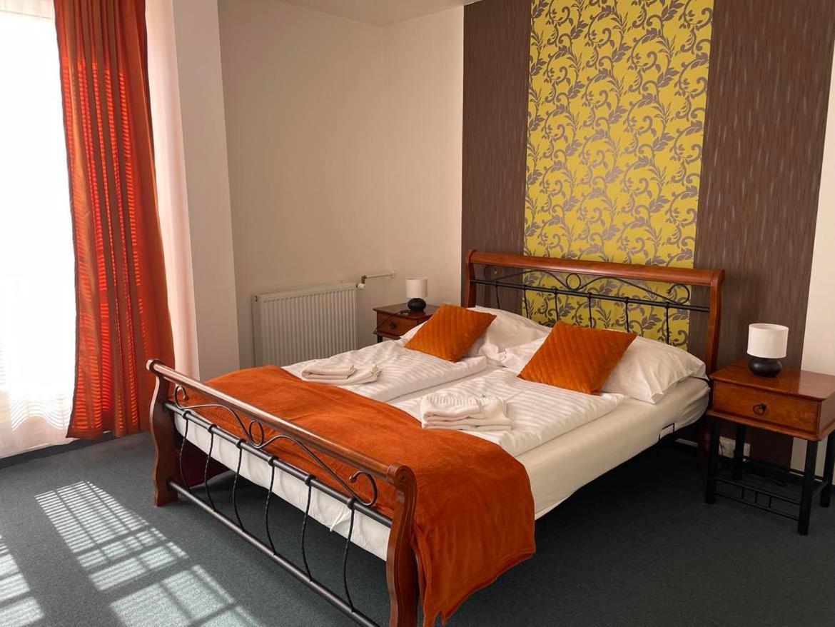 Hotel Diana Nové Mesto nad Váhom エクステリア 写真