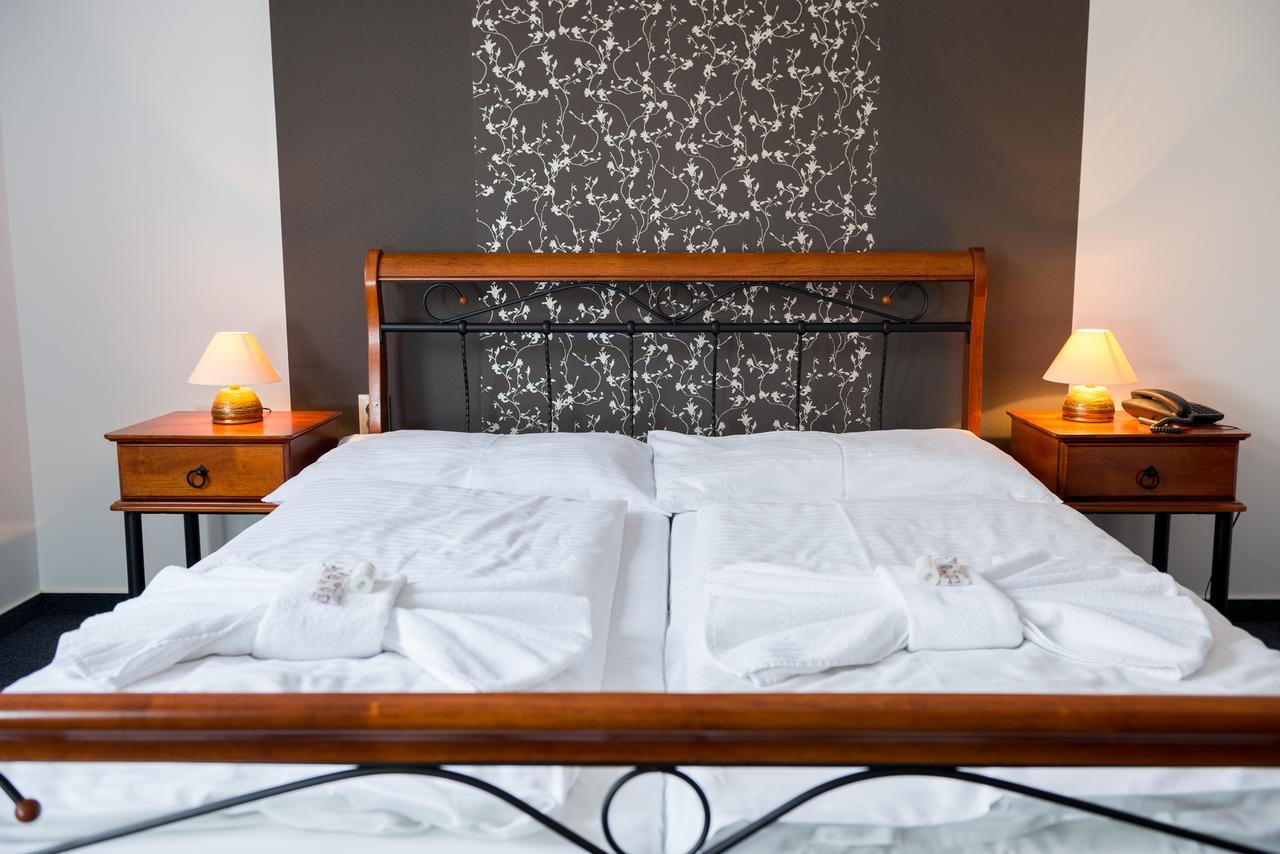 Hotel Diana Nové Mesto nad Váhom エクステリア 写真