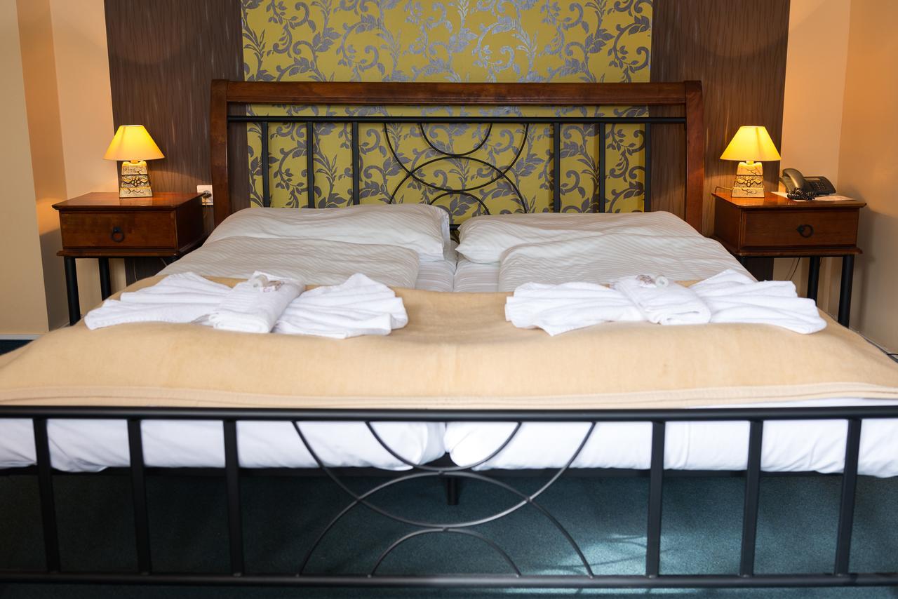 Hotel Diana Nové Mesto nad Váhom エクステリア 写真