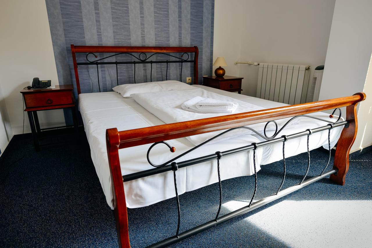 Hotel Diana Nové Mesto nad Váhom エクステリア 写真