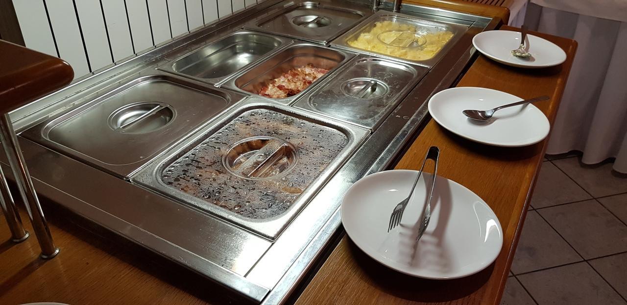 Hotel Diana Nové Mesto nad Váhom エクステリア 写真