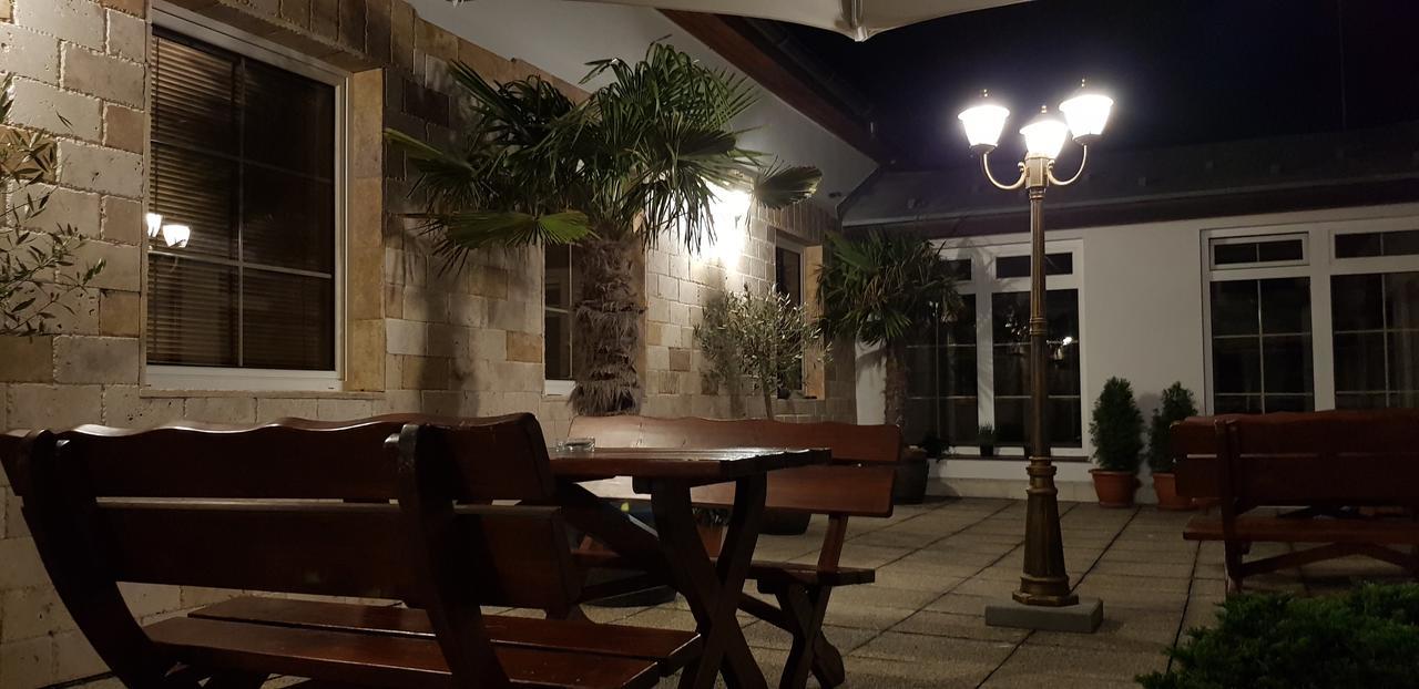 Hotel Diana Nové Mesto nad Váhom エクステリア 写真