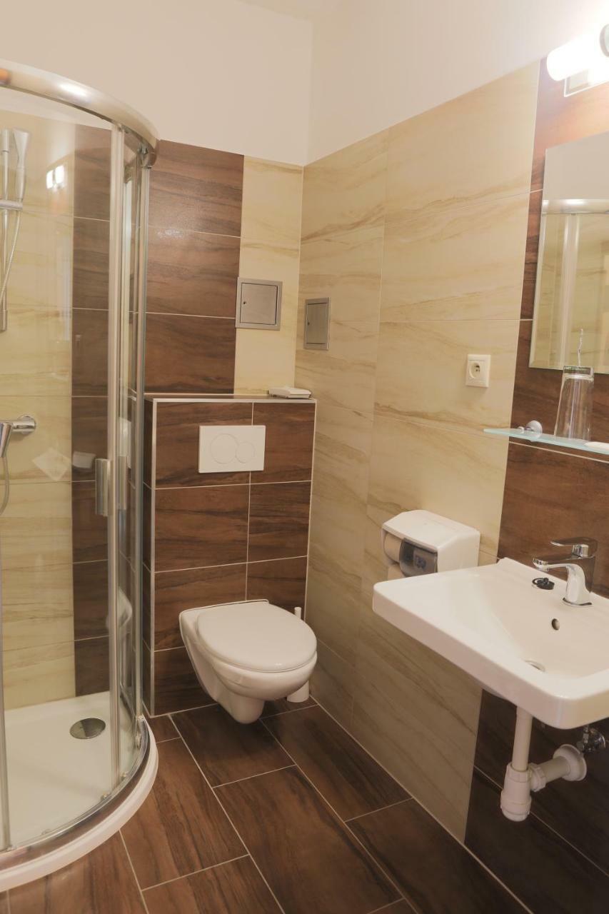 Hotel Diana Nové Mesto nad Váhom エクステリア 写真