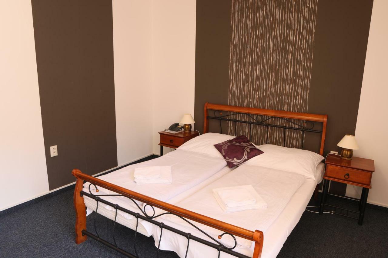 Hotel Diana Nové Mesto nad Váhom エクステリア 写真