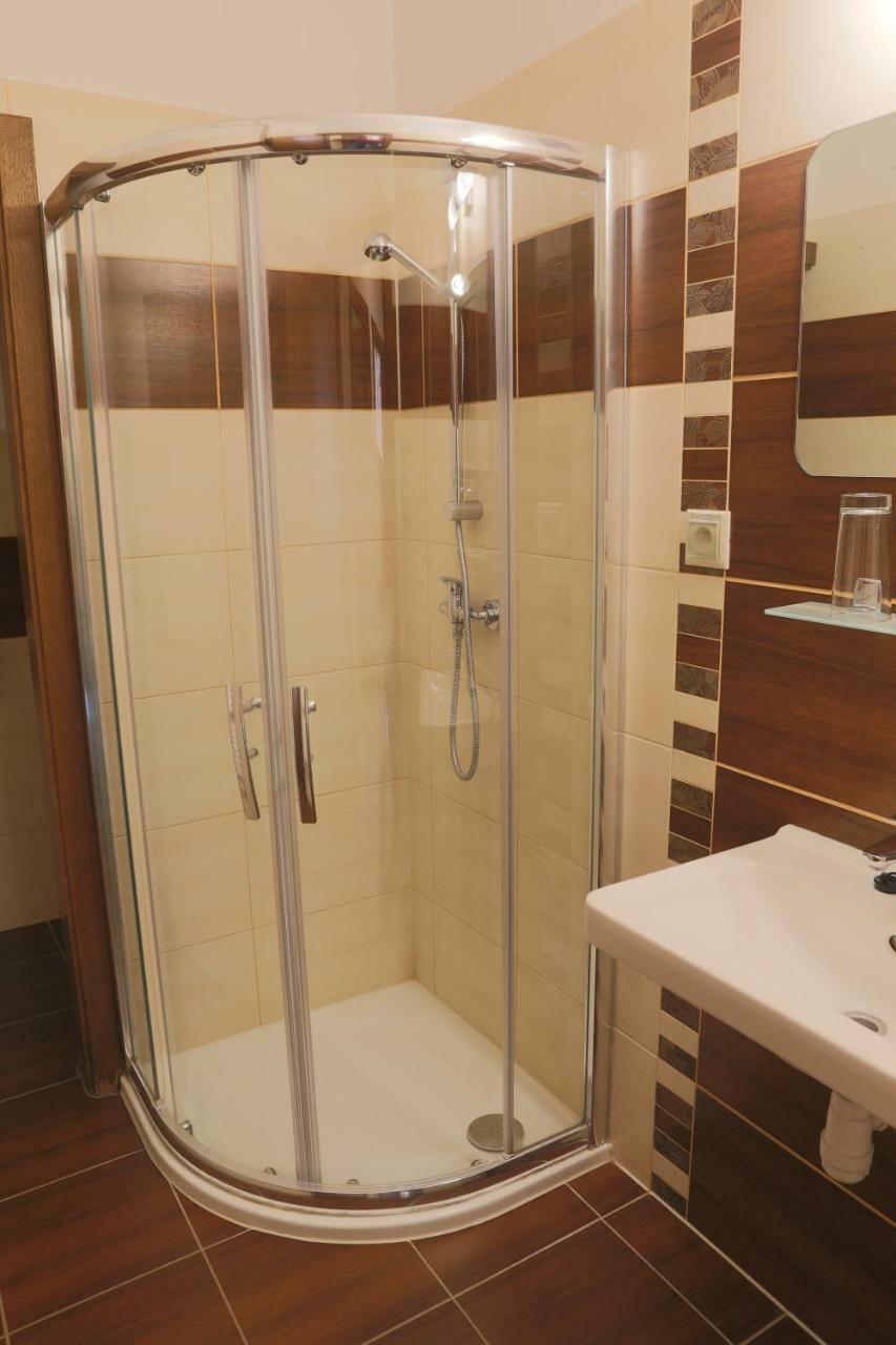 Hotel Diana Nové Mesto nad Váhom エクステリア 写真