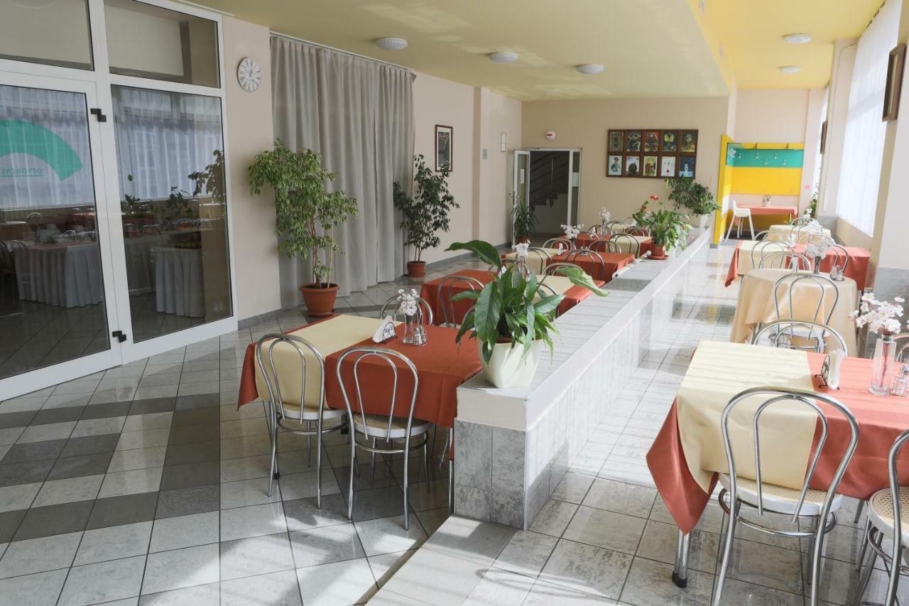Hotel Diana Nové Mesto nad Váhom エクステリア 写真