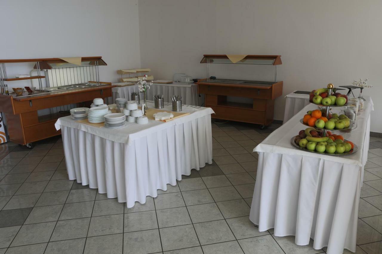 Hotel Diana Nové Mesto nad Váhom エクステリア 写真