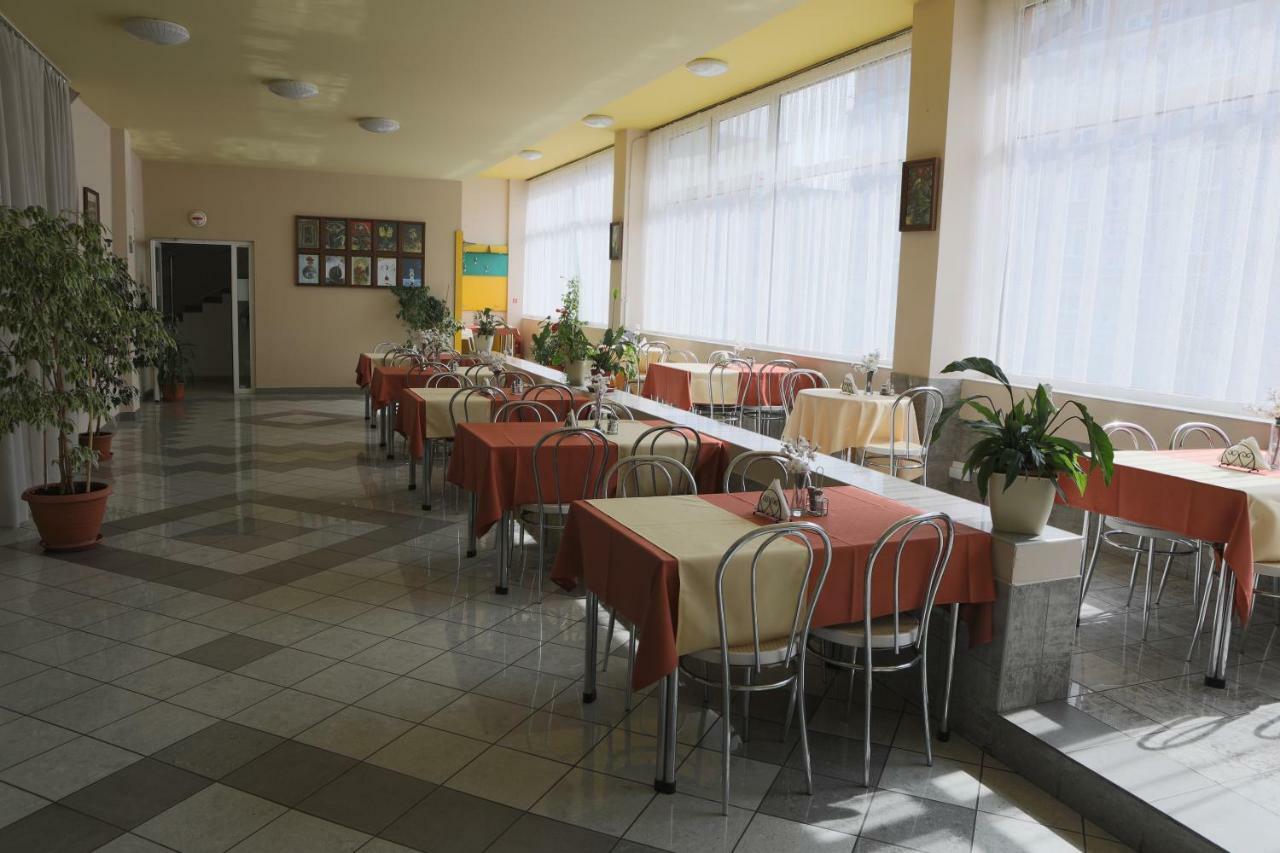 Hotel Diana Nové Mesto nad Váhom エクステリア 写真